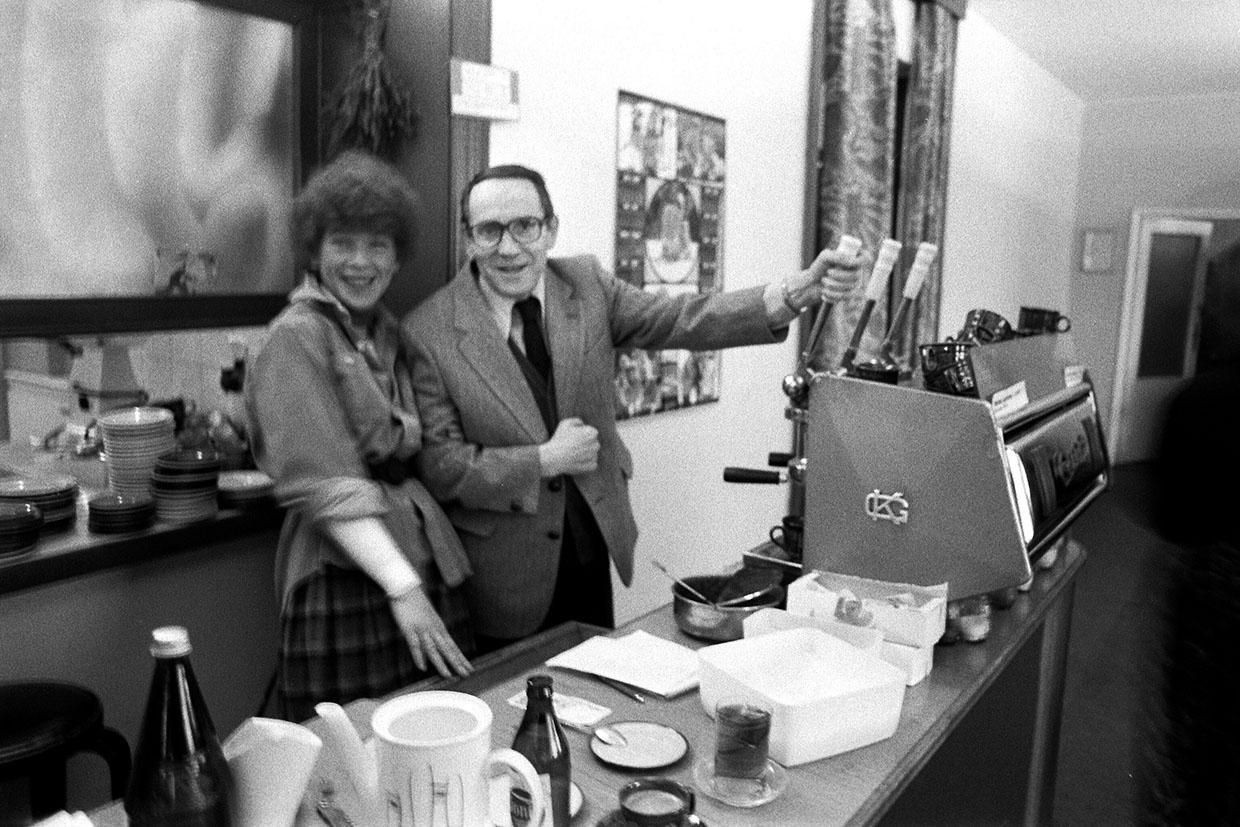 Tadeusz Konwicki i Jadwiga Chybowska (pani Jadzia) w kawiarni "Czytelnik", 1982, foto: Tadeusz Rolke / Agencja Gazeta