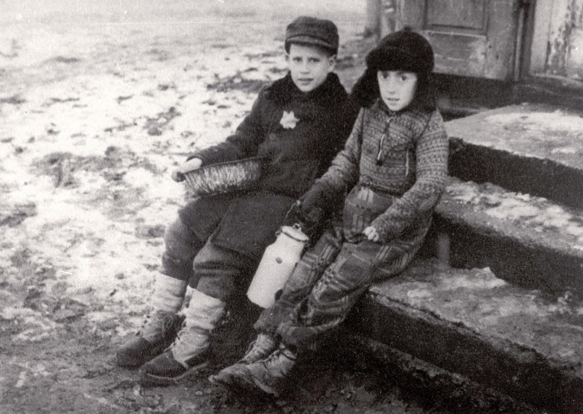 Dwoje żydowskich dzieci w warszawskim getcie zasypanym śniegiem, 1944, foto: Imagno / Austrian Archives / Getty Images