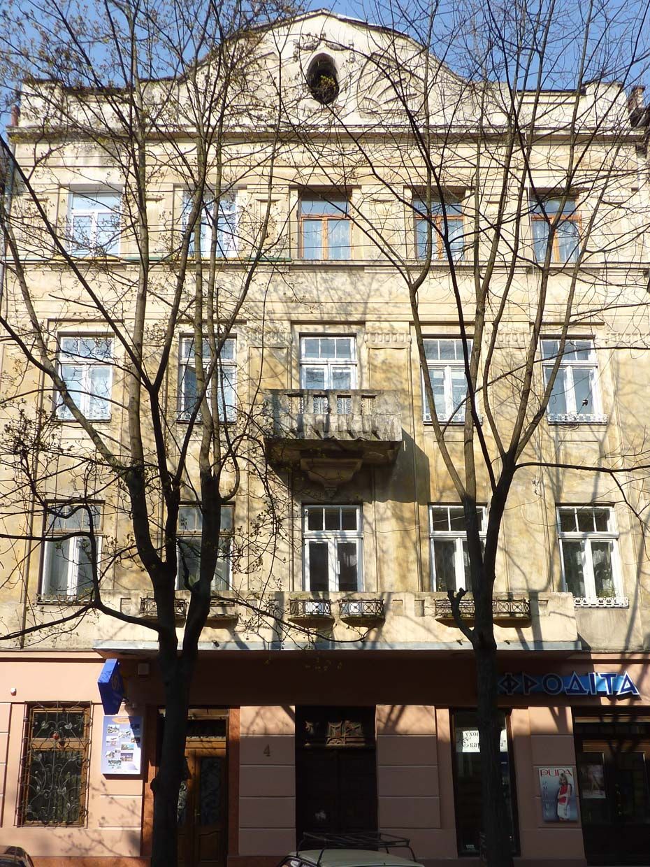 Kamienica we Lwowie przy ul. Brajerowskiej 4, w której na 2 piętrze mieszkał wraz z rodzicami Stanisław Lem. "Kiedy było ciepło, okupowałem mały balkon kamienny, na który wychodziło się z gabinetu ojca" ("Wysoki Zamek"), , fot. Wikimedia Commons