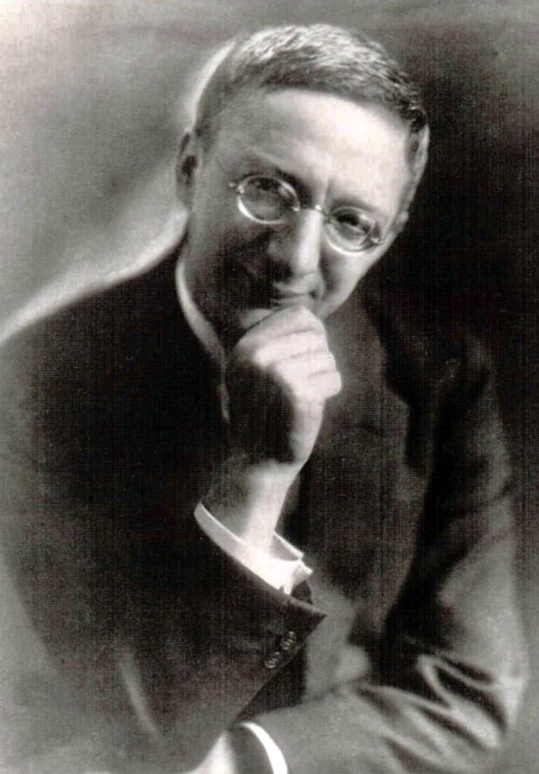 Alfred Döblin, pan w garniturze i okularach