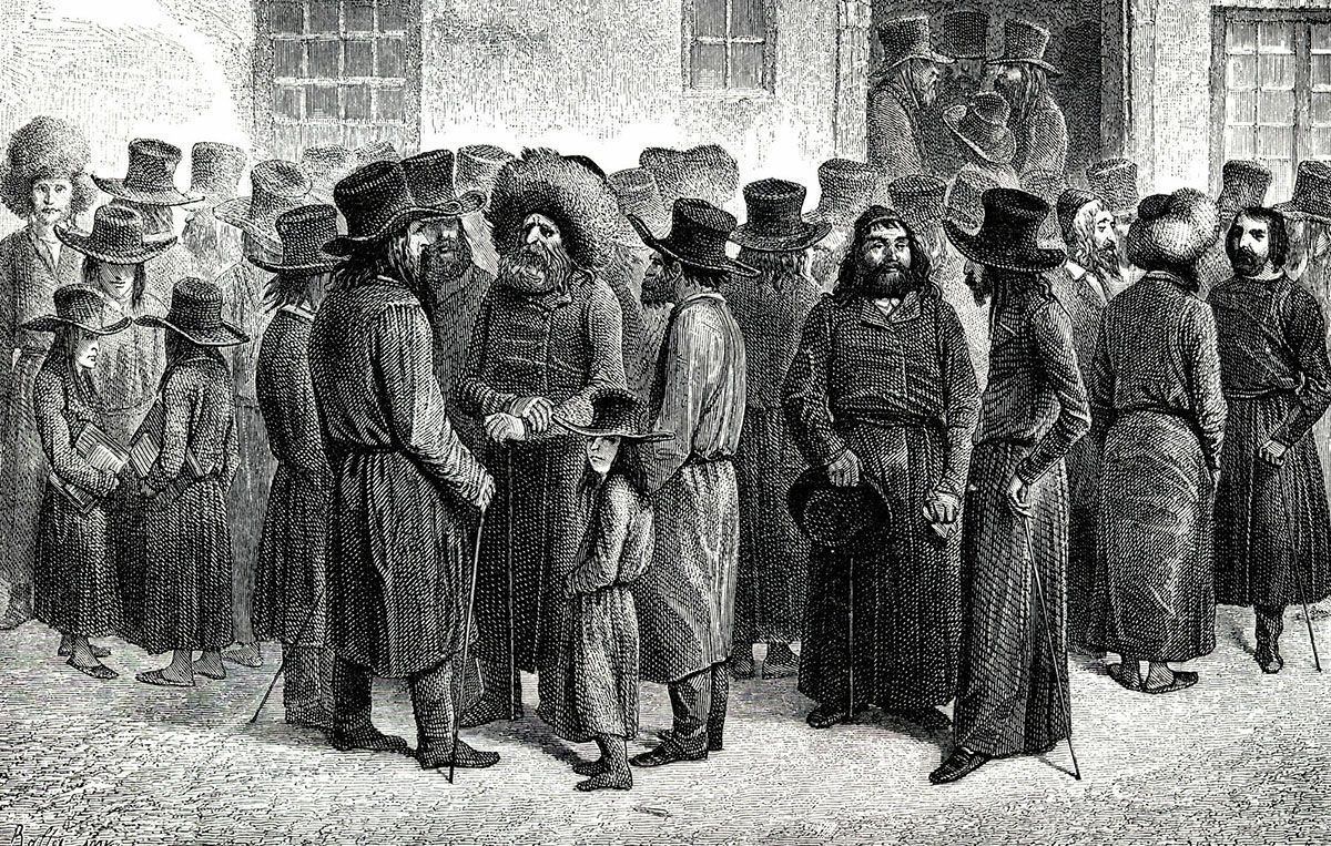 Grupa Żydów z początków XX wieku podczas rozmowy.
