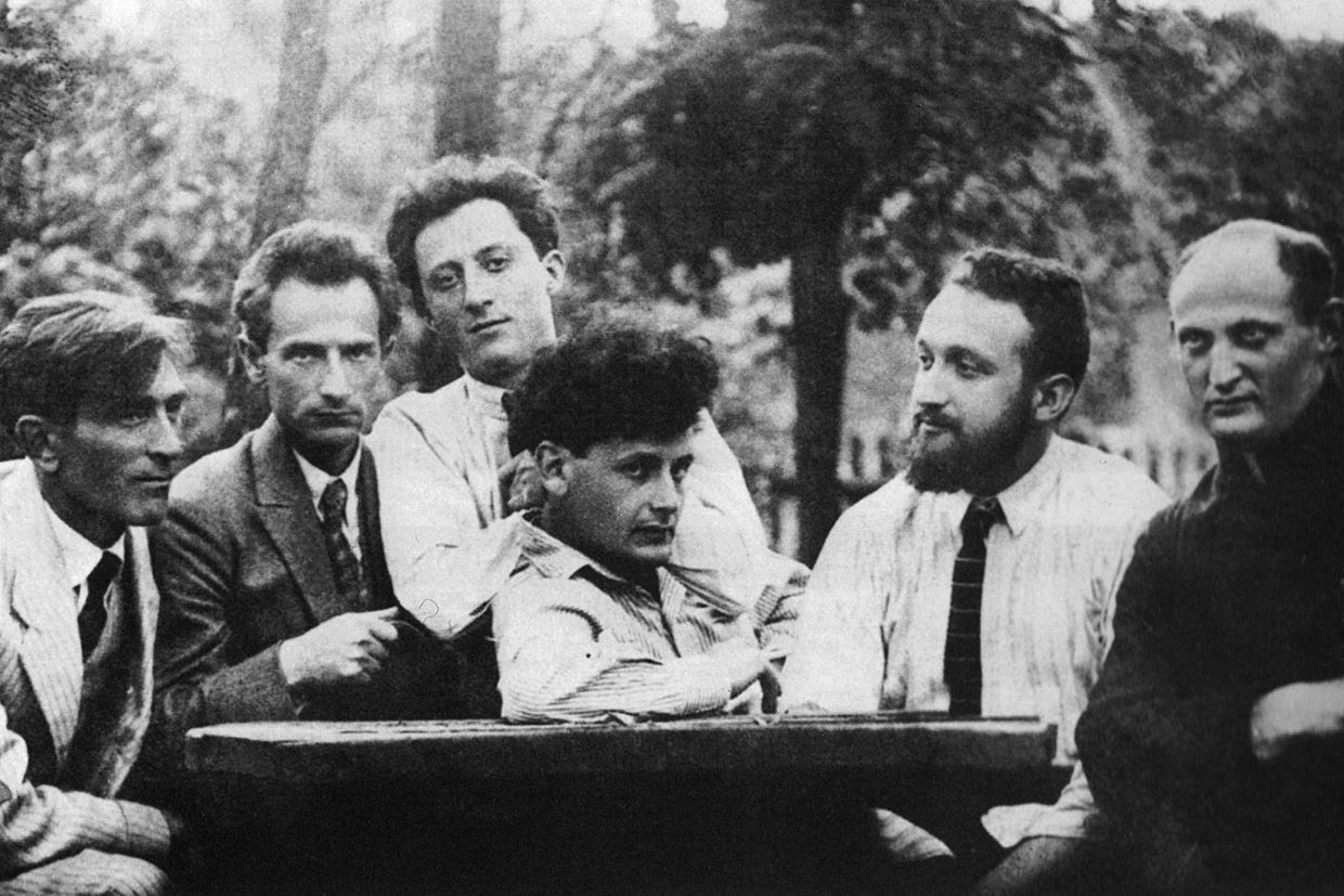 Członkowie grupy literacko-artystycznej "Di Chaliastre" w Warszawie. Od lewej: Mendel Elkin, Perec Hirszbejn, Uri-Cewi Grinberg, Perec Markisz, Melech Rawicz i Izrael Jehoszua Singer, 1922, fot. domena publiczna