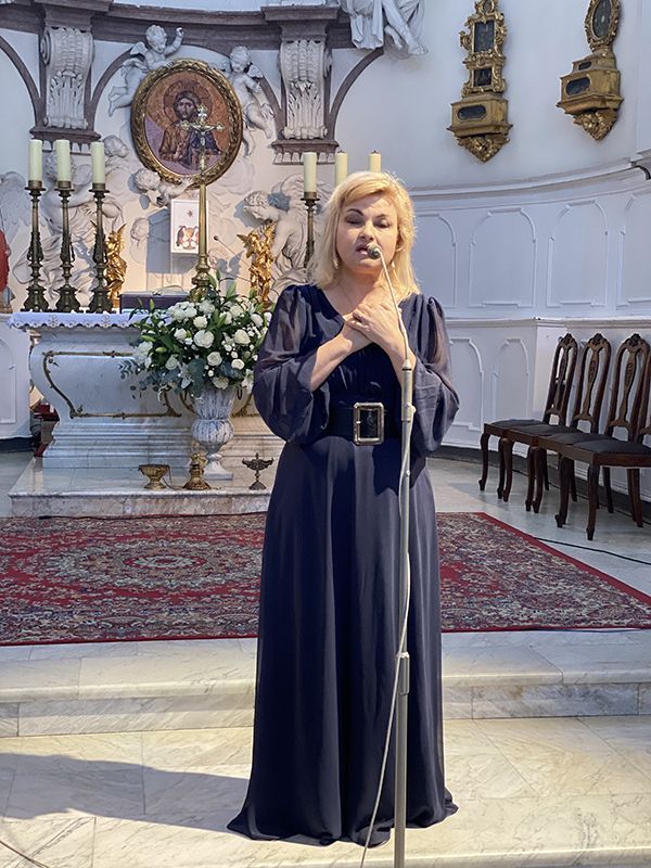 Марія Бурмака під час виступу в костелі у Варшаві, травень 2022, фот. Julia Hai