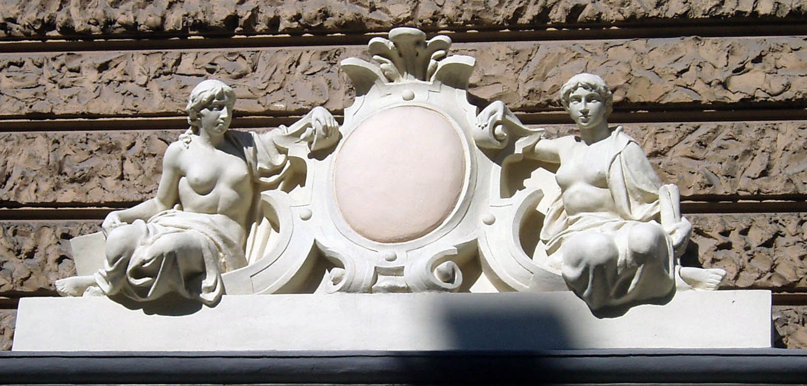 Алегоричні фігури над входом до колишнього Крайового банку, 1903, фот.  Wikimedia Commons (2012)