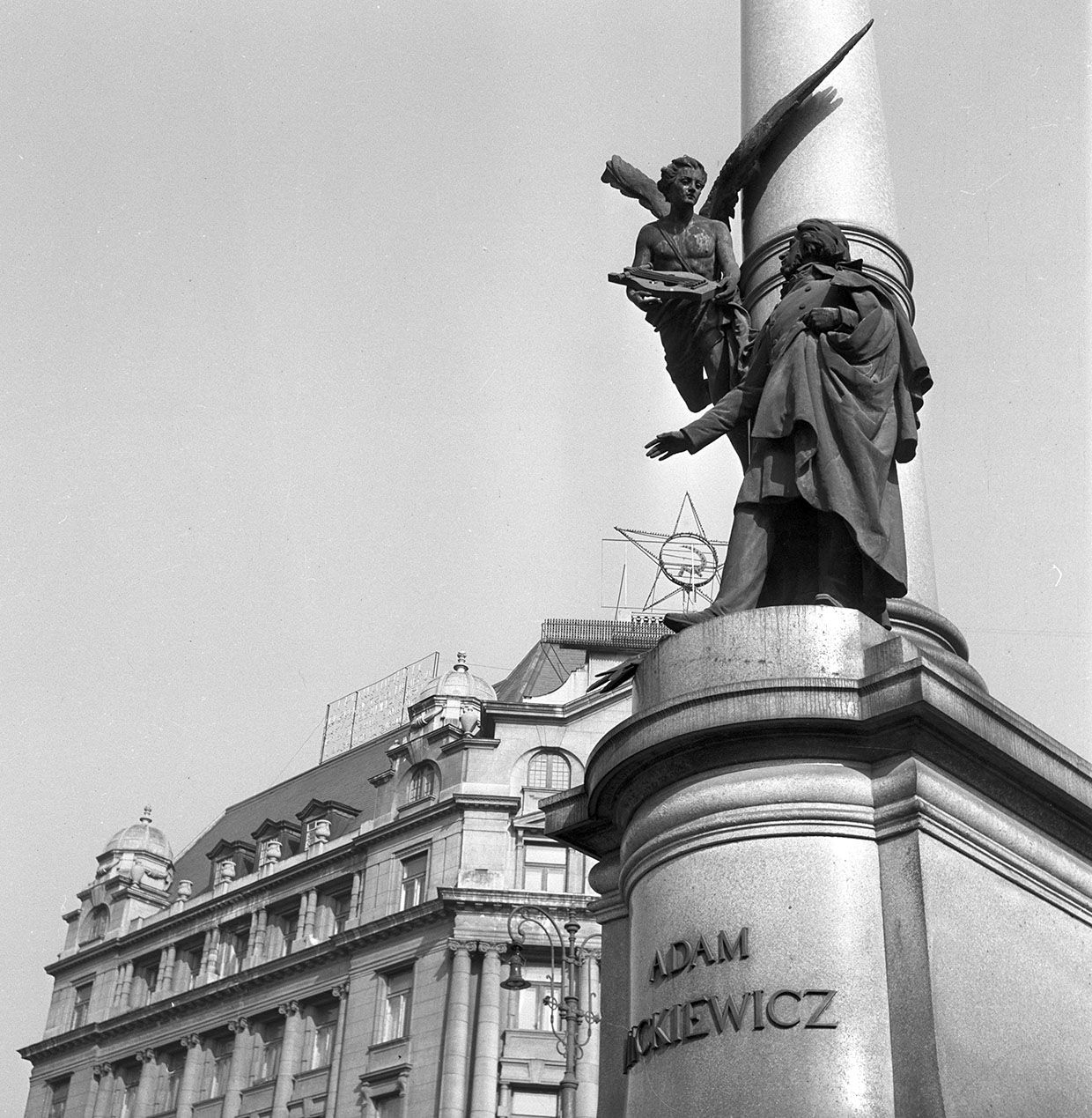 Фрагмент пам'ятника Адаму Міцкевичу у Львові фот. Wiesław Prażuch/PAP, 1956