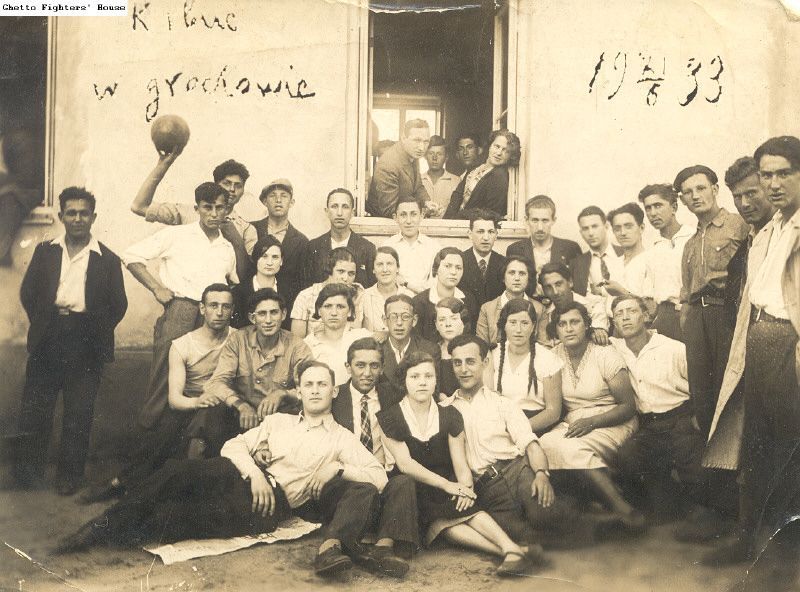 Członkowie ruchu He-Chaluc z pionierskiej farmy szkoleniowej (hachszary) na Grochowie, 1934, fot. Ghetto Fighters House Archives
