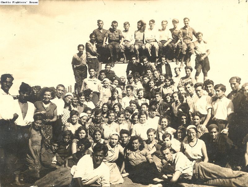 Członkowie ruchu He-Chaluc z pionierskiej farmy szkoleniowej (hachszary) na Grochowie, 1934, fot. Ghetto Fighters House Archives