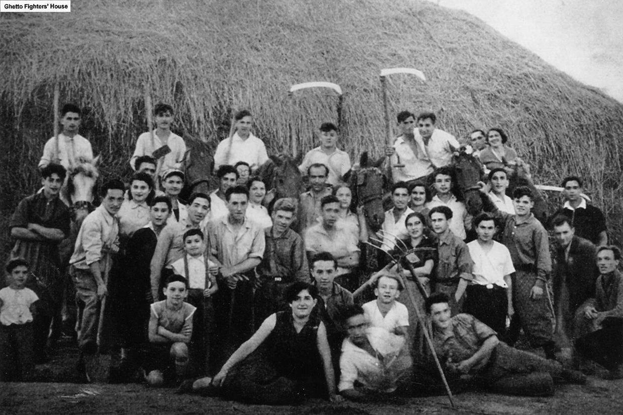 Członkowie ruchu He-Chaluc z syjonistycznej pionierskiej farmy szkoleniowej na Grochowie, obok klepiska podczas dożynek, prawdopodobnie lata 1920, fot. Ghetto Fighters House Archives