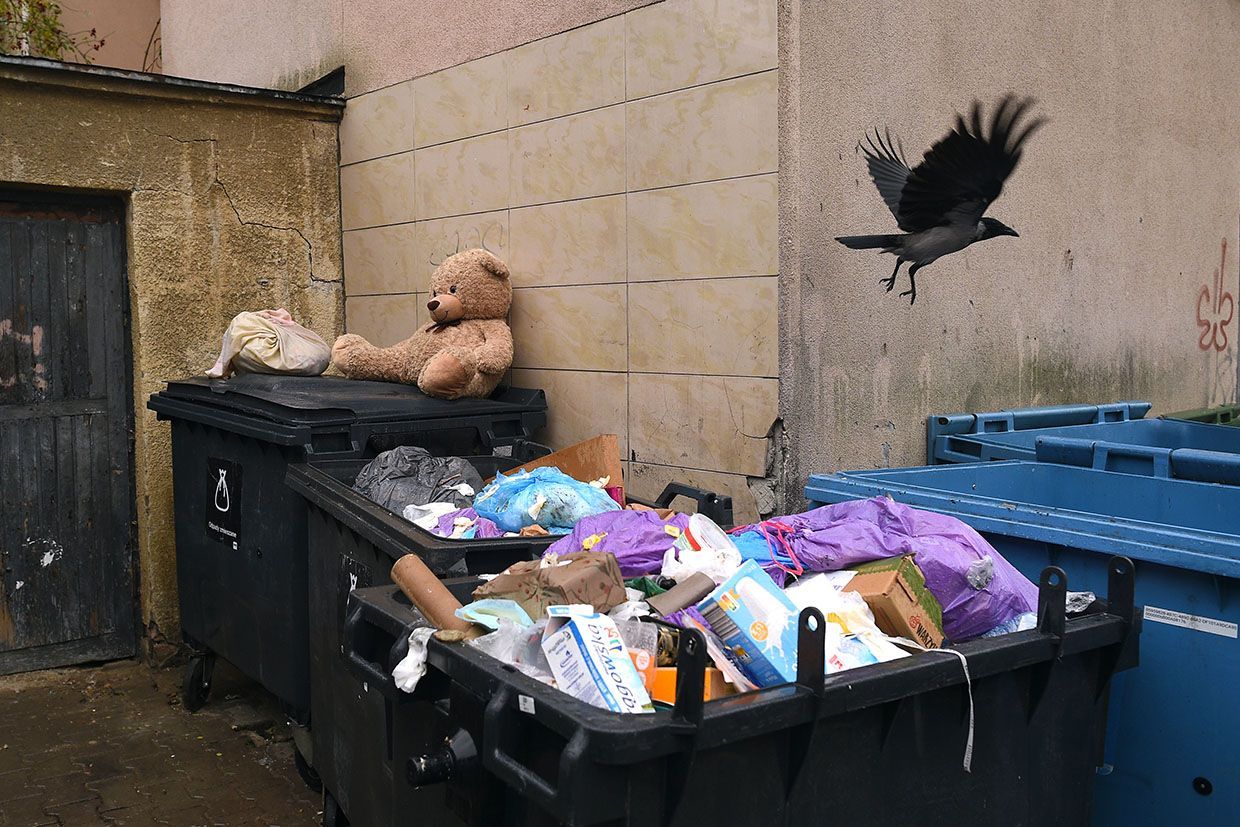 Śmietnik przy budynku mieszkalnym na warszawskim Muranowie, fot. Adam Chełstowski / Forum