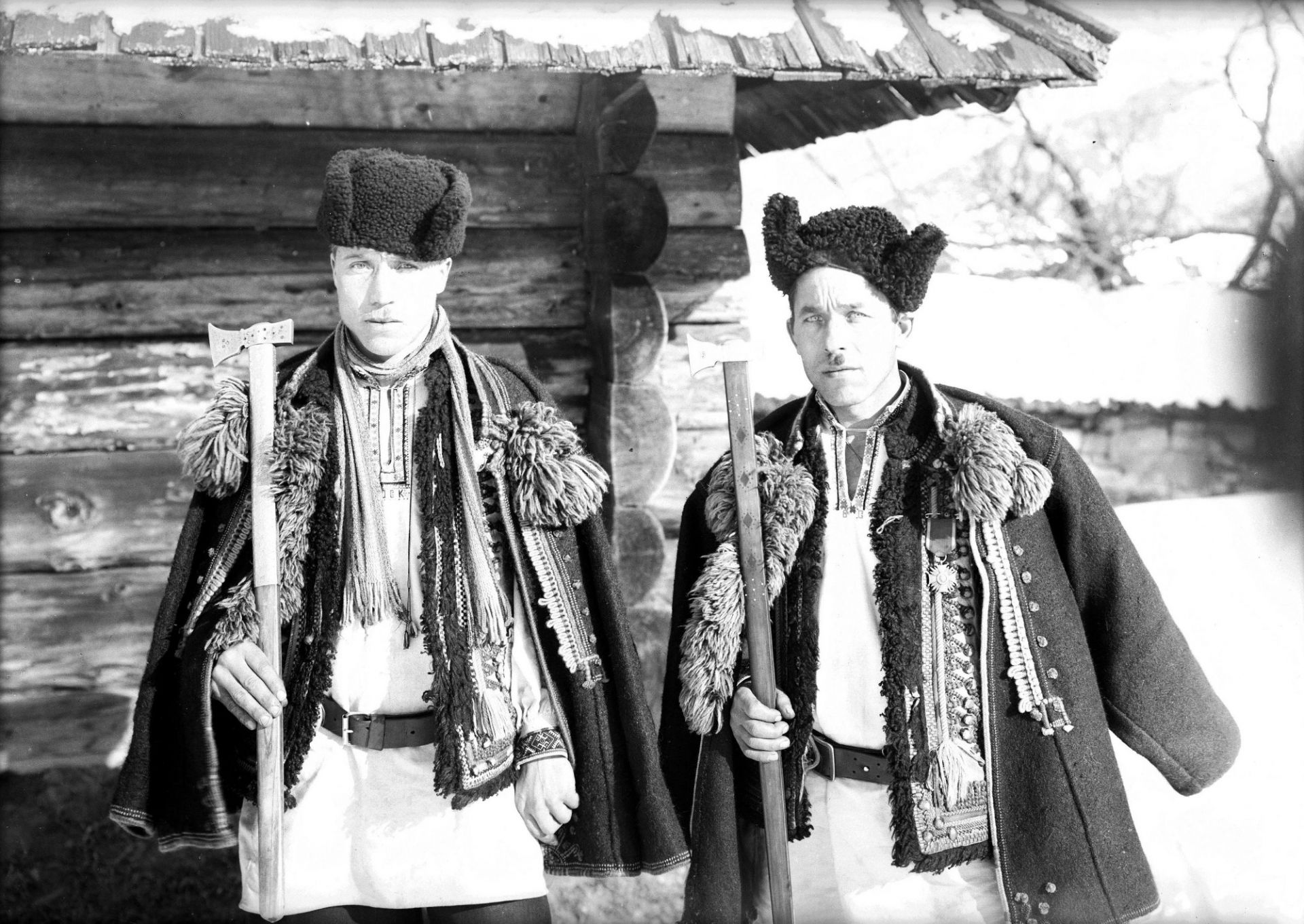 Гуцули з бартками у селі Жаб’є (сьогодні селище Верховина) на Івано-Франківщині, 1935 р. Генрик Поддембський, фот. NAC