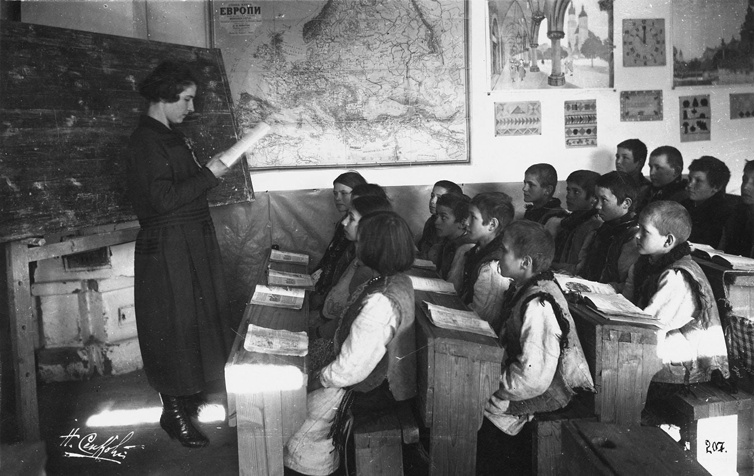 Вчителька Євгенія Поліщук у школі в селі Жаб’є, 1920-ті роки, фот. Микола Сеньковський, NAC