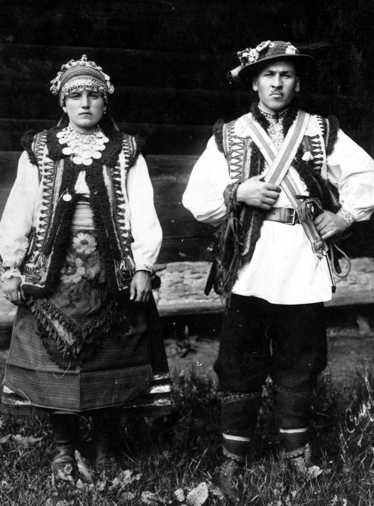 «Князь» і «княгиня» – весільна пара на Гуцульщині, 1920-ті роки, фот. Микола Сеньковський, NAC