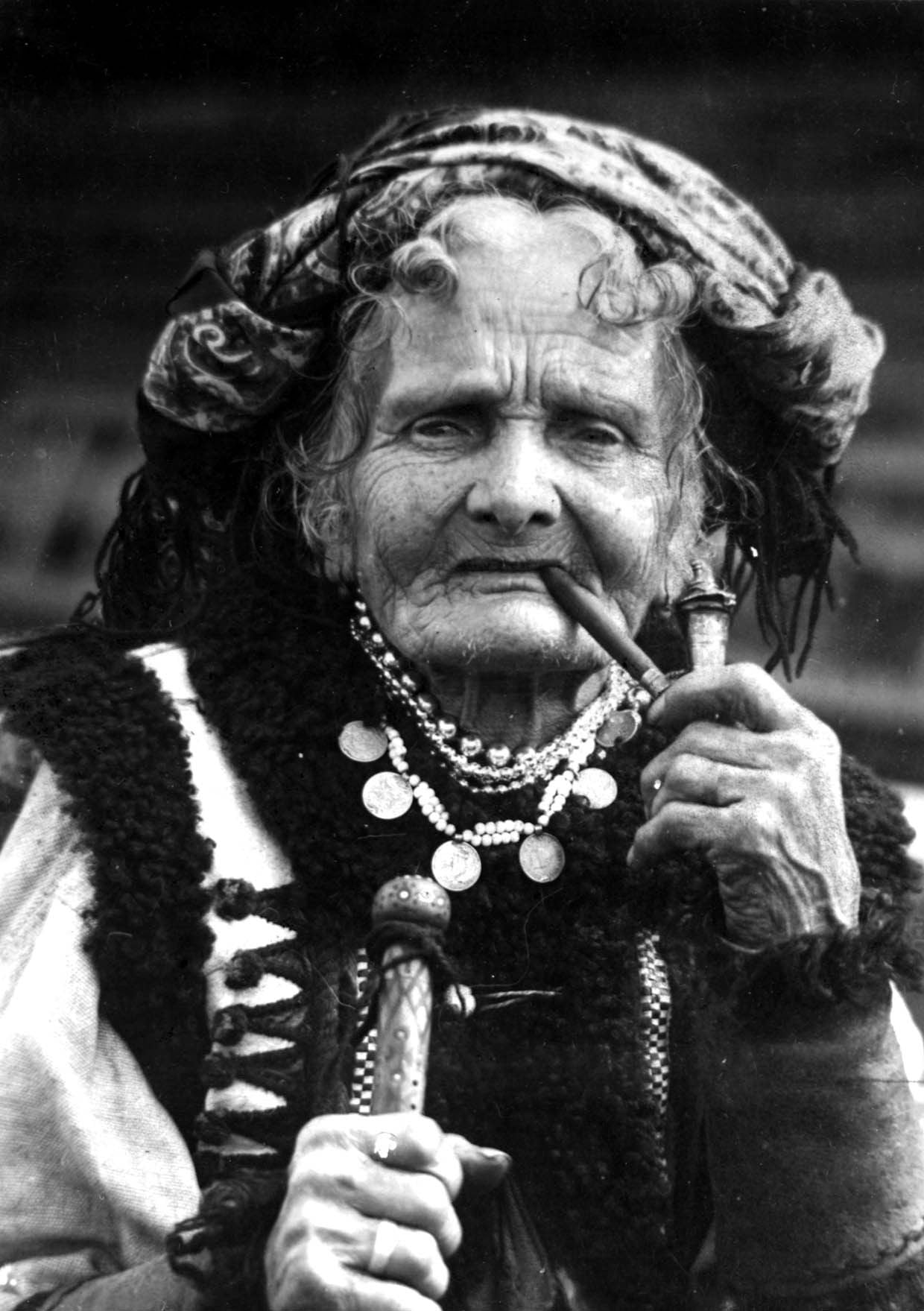 «Стара гуцулка» – Чукутиха (Марія Кречунєк) із села Верхній Ясенів, 1920-ті роки, фот. Микола Сеньковський, NAC