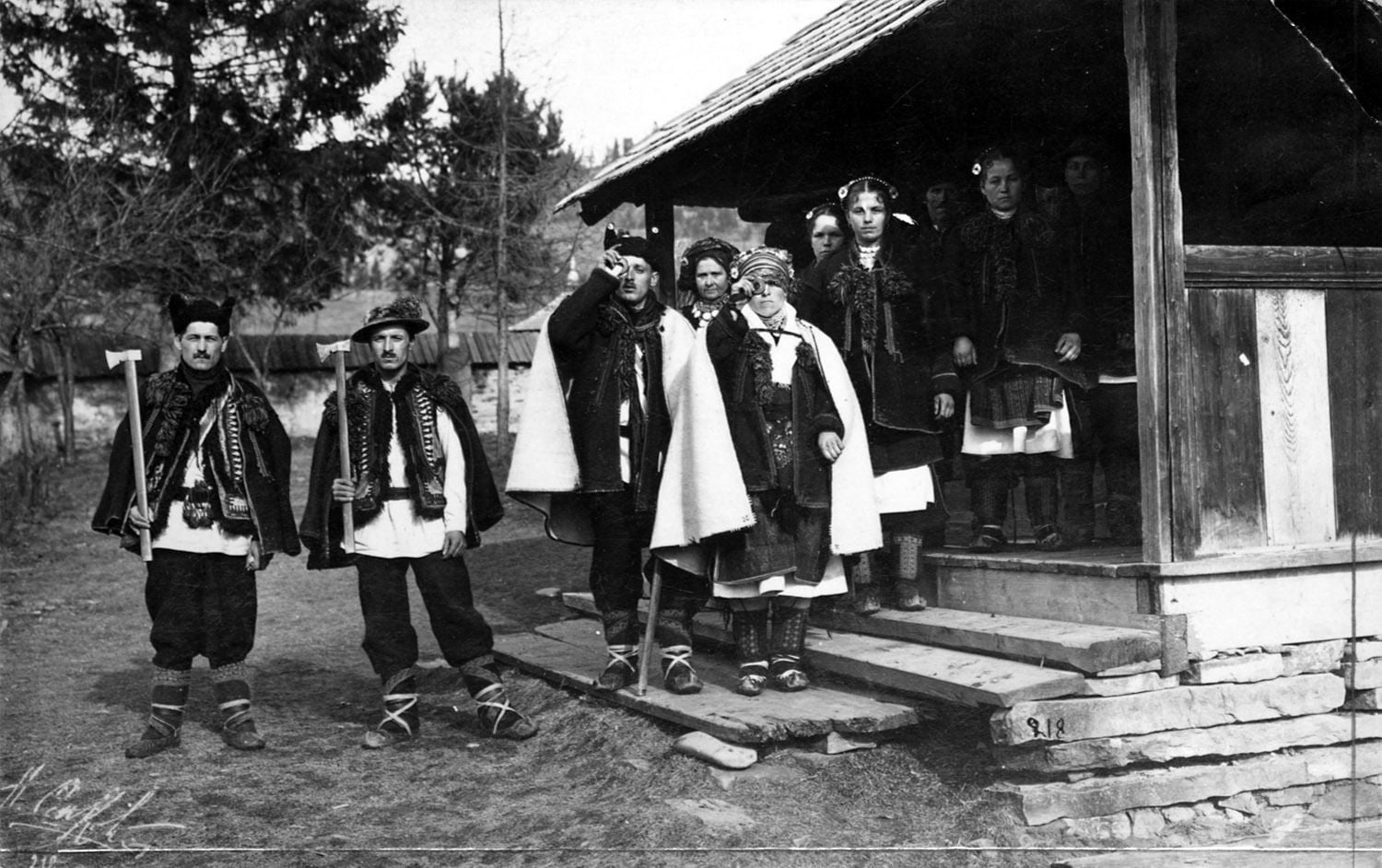 Весільне ворожіння гуцульських молодят, 1920-ті роки, найімовірніше, село Замагора, фот. Микола Сеньковський, NAC