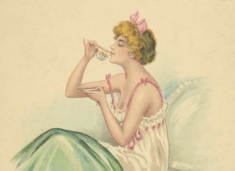 Kobieta w negliżu pije poranną kawę. Ilustracja z pocztówki, 1905 rok, foto: Biblioteka Narodowa POLONA
