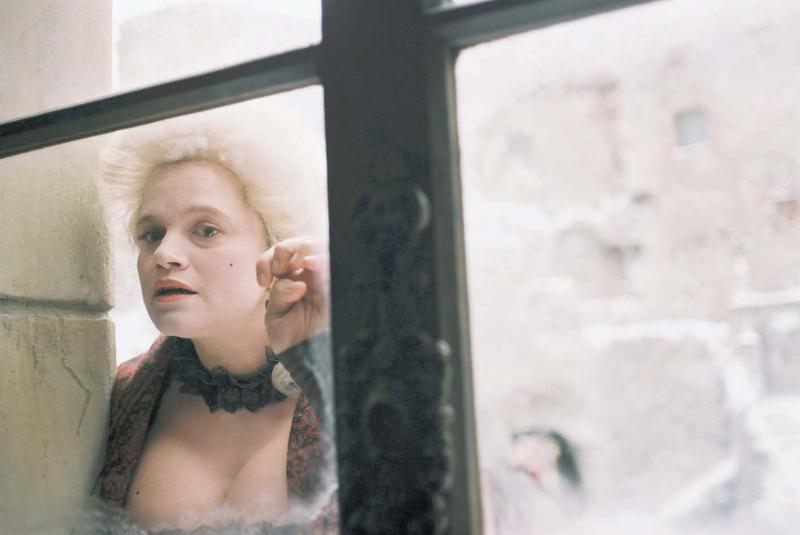 Kadr z filmu "Zemsta" w reżyserii Andrzeja Wajdy, 2002, na zdjęciu: Katarzyna Figura, fot. Vision / East News