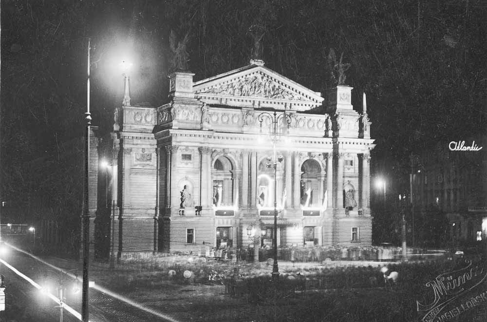 Czarno-biała fotografia pięknego lwowskiego Teatru Wielkiego nocą