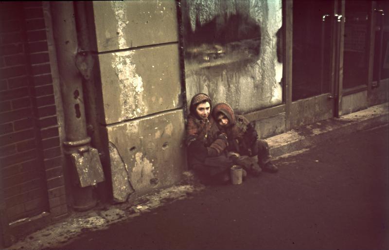 Dzieci w warszawskim getcie (1940-1943). Foto: Ernst Herrmann / wikimedia.org