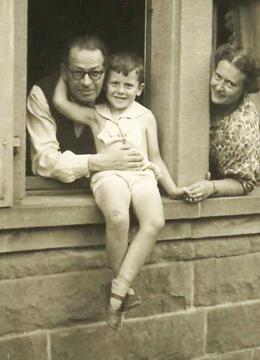 Szymon Laks z żoną i synem, fotografia z archiwum rodzinnego artysty