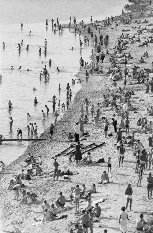 Zbyszko Siemaszko, people relaxing on the Vistula river's beach, 1958, photo: National Digital Archives (NAC)