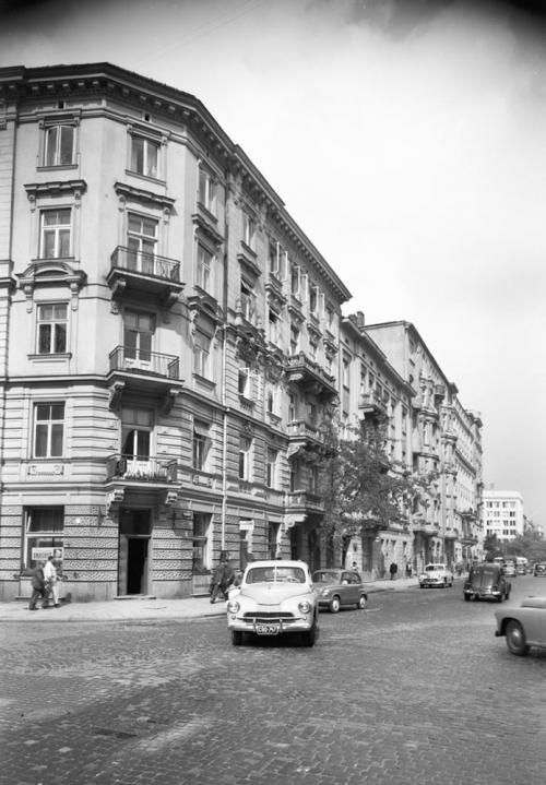 Zbyszko Siemaszko, townhouse near the corner of Koszykowa and Mokotowska streets, in the direction of Krucza Street, 1958, photo: National Digital Archives (NAC)