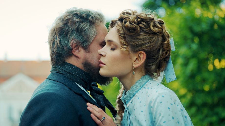 Kadr z serialu Netflixa: Izabela Łęcka i Stanisław Wokulski w strojach z epoki