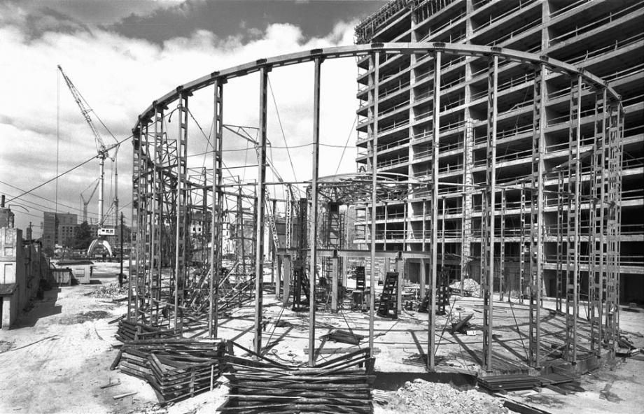 Zbyszko Siemaszko, budowa Rotundy PKO i części Wieży Uniwersalnej na rogu Alei Jerozolimskich i Marszałkowskiej, lata 1962-1963, fot. Narodowe Archiwum Cyfrowe (NAC)