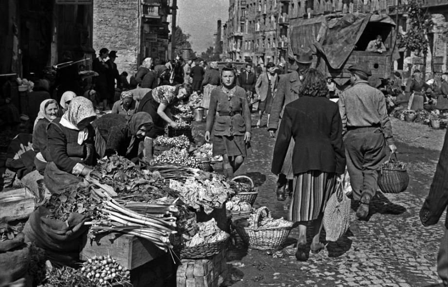 Market place on Polna Street, Warsaw, 1946, photo: Edward Falkowski / CFK / Forum