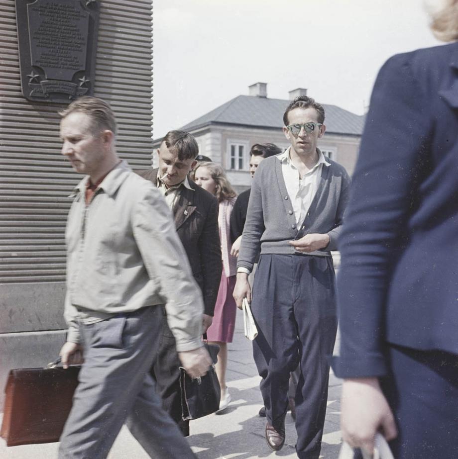 Zbyszko Siemaszko, passenger on the corner of Nowy Świat and Aleje Jerozolimskie streets, 1959, photo: National Digital Archives (NAC)