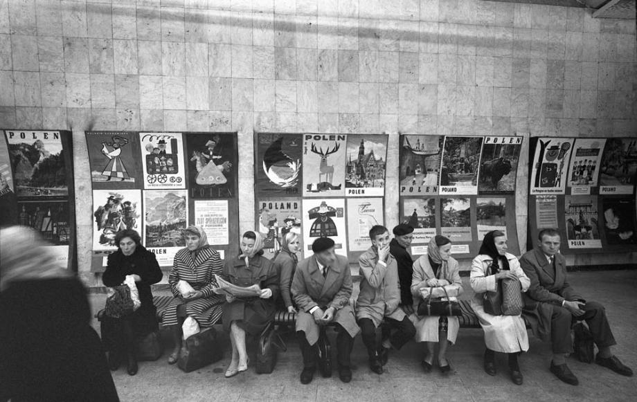 Zbyszko Siemaszko, travellers waiting for a train in Central Railway Station, 1963, photo: National Digital Archives (NAC)