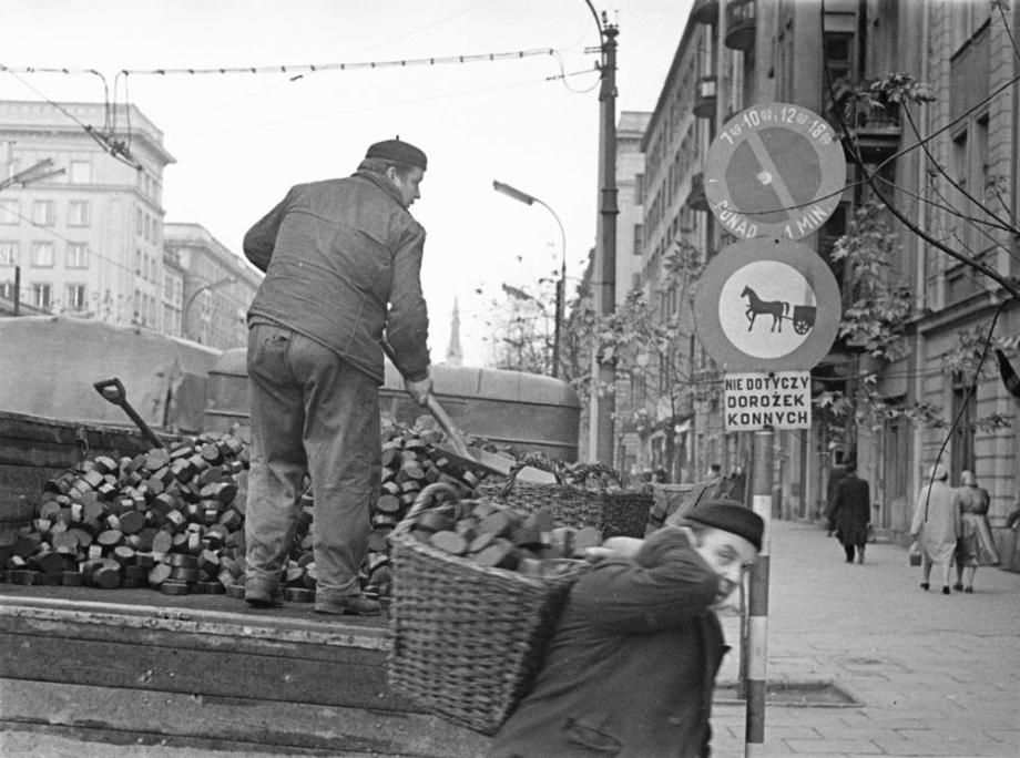 Zbyszko Siemaszko, coal delivery on Marszałkowska street, between 1953 and 1963, photo: National Digital Archives (NAC)