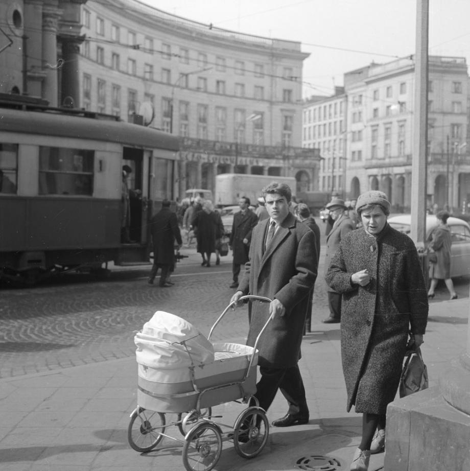 Zbyszko Siemaszko, pedestrians on Plac Zbawiciela, between 1961 and 1969, photo: National Digital Archives (NAC)