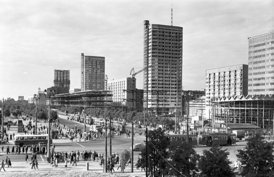 Zbyszko Siemaszko, the terrain of the so-called East Wall on Marszałkowska street, between 1964 and 1966, photo: National Digital Archives (NAC)