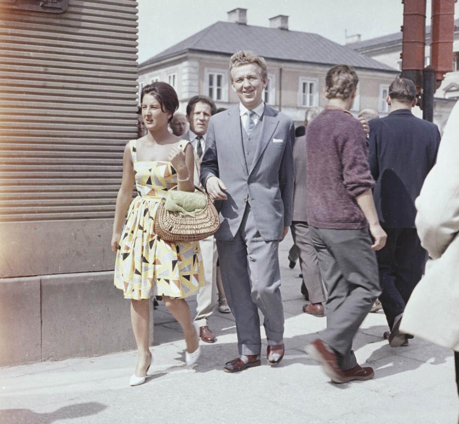 Zbyszko Siemaszko, pedestrians on the corner of Nowy Świat and Aleje Jerozolimskie, 1959, photo: National Digital Archives (NAC)