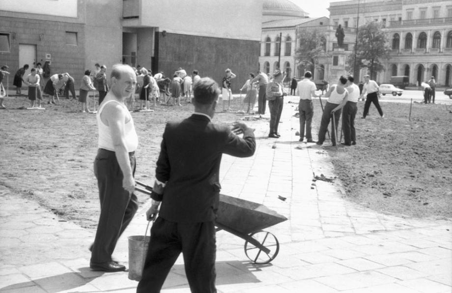 Zbyszko Siemaszko, people cleaning the lawn on Dzierżyński Square, 1963, photo: National Digital Archives (NAC)