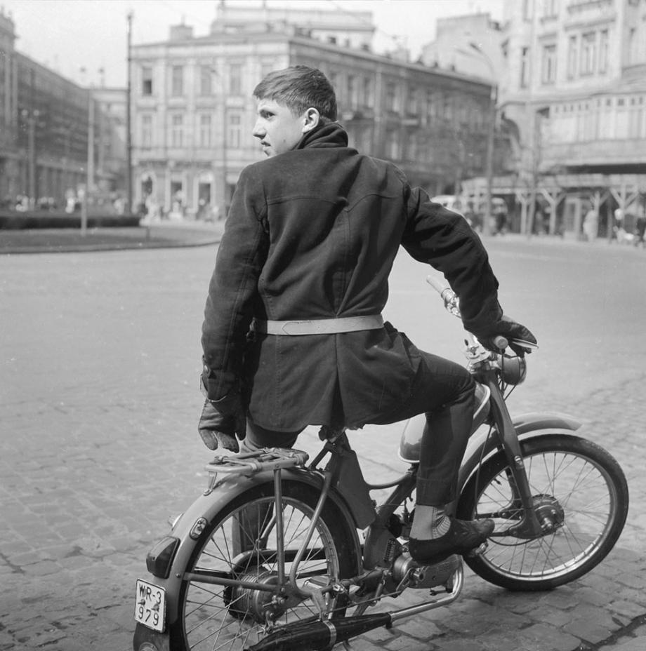 Zbyszko Siemaszko, motocyklista na Komarze MR-231 na placu Zbawiciela, lata 1960-1966, fot. Narodowe Archiwum Cyfrowe (NAC)