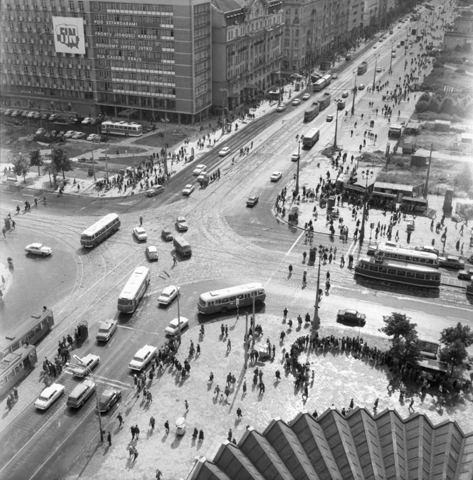 Zbyszko Siemaszko, crossroads of Marszałkowska and Aleje Jerozolimskie, view from Universal Tower roof, 1968, photo: National Digital Archives (NAC)