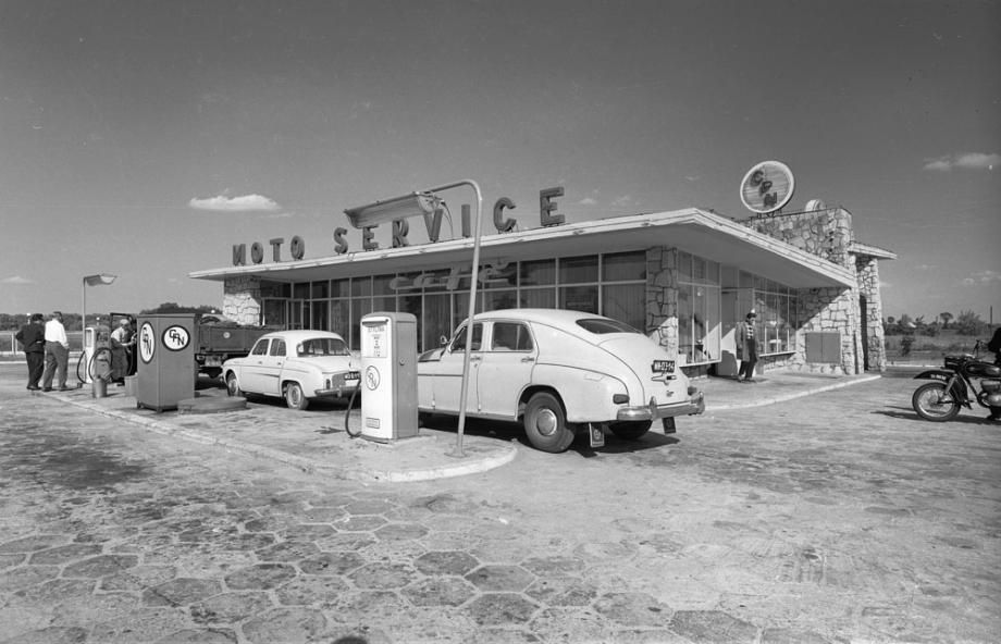 Zbyszko Siemaszko, petrol station in Janki between 1957 and 1965, photo: National Digital Archives (NAC)