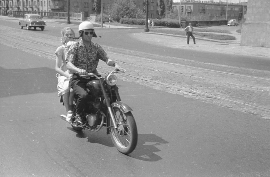 Zbyszko Siemaszko, motorcyclist with passenger on a WSK-125 motorbike on Poniatowski Bridge, between 1959 and 1965, photo: National Digital Archives (NAC)