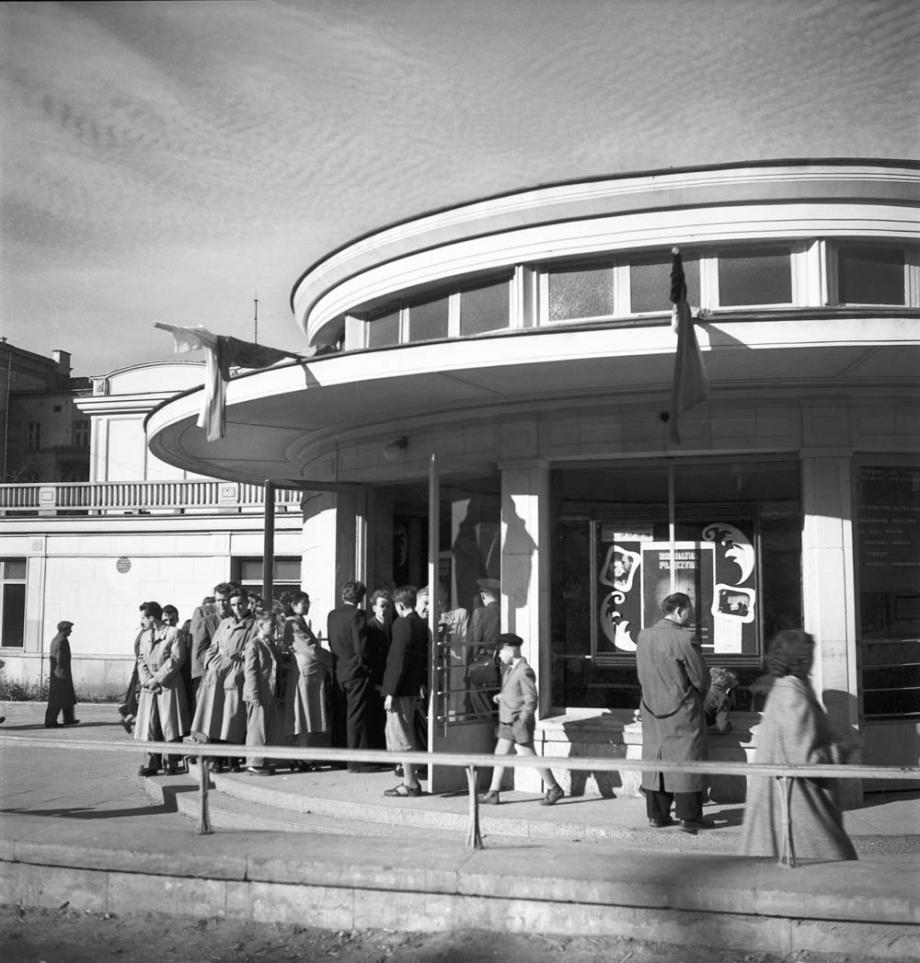 Zbyszko Siemaszko, queue outside Stolica movie theatre on Narbutta Street, between 1955 and 1965, photo: National Digital Archives (NAC)