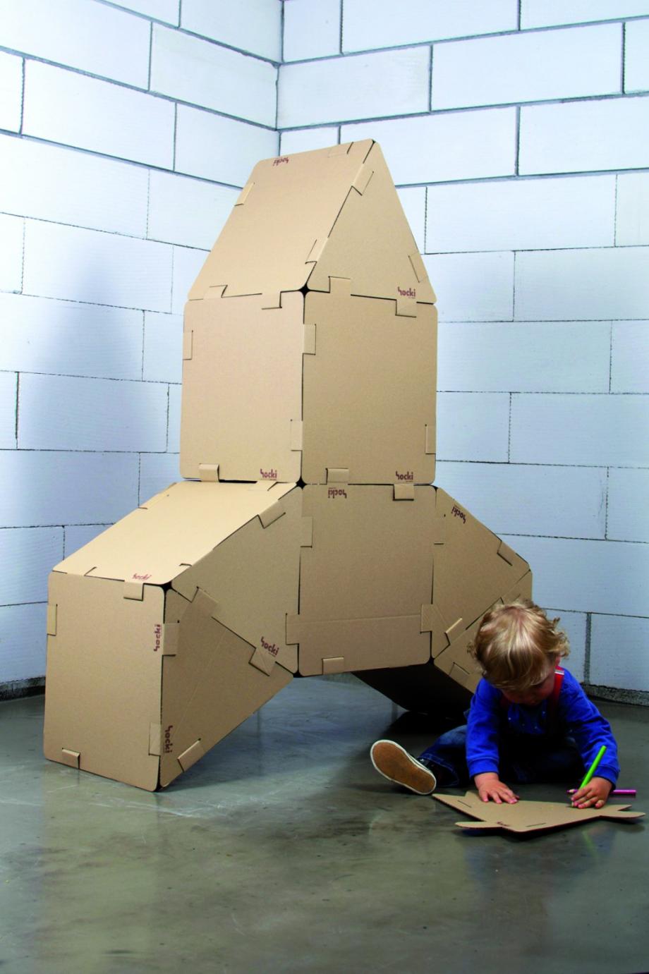Картонные игры. Конструкция из картонных коробок. Картонный домик ракета. Ракета из картона. Картонный домик ракета для детей.