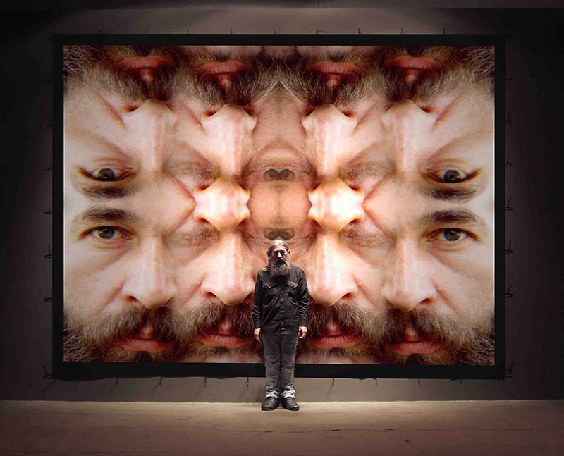 Анджей Дуда-Дюрер, «Мультиплицированный метафизическо-телепатический автопортрет III», 1994, фотография, сольвентография на холсте, 525 см х 400 см, фото предоставлено художником