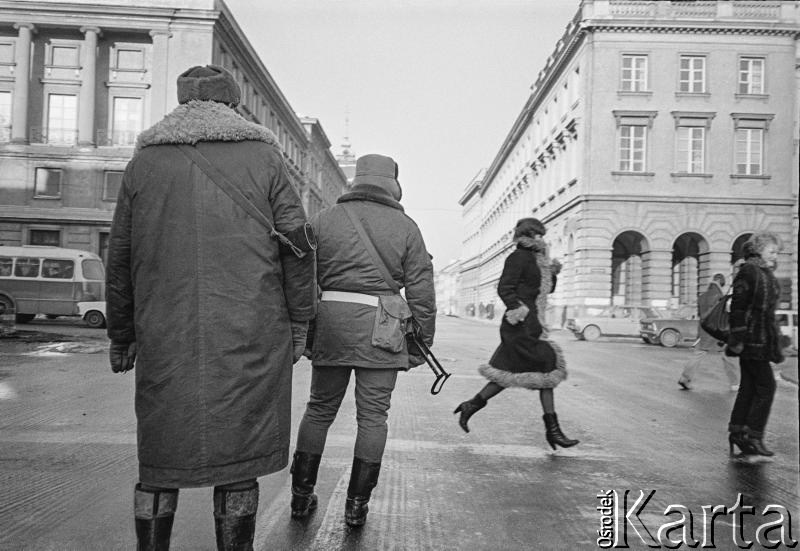 After 13th December 1981, Warsaw; militiamen on the intersection of Świętokrzyska and Nowy Świat streets, photo: Małgorzata Niezabitowska & Tomasz Tomaszewski / Karta Centre