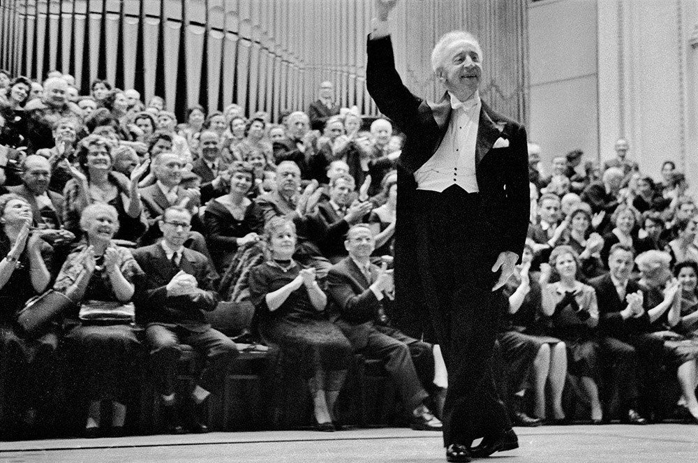 Artur Rubinstein podczas VI Międzynarodowego Konkursu Pianistycznego im. Fryderyka Chopina (jako honorowy przewodniczący jury), 1960, Warszawa, fot. Eustachy Kossakowski / Forum