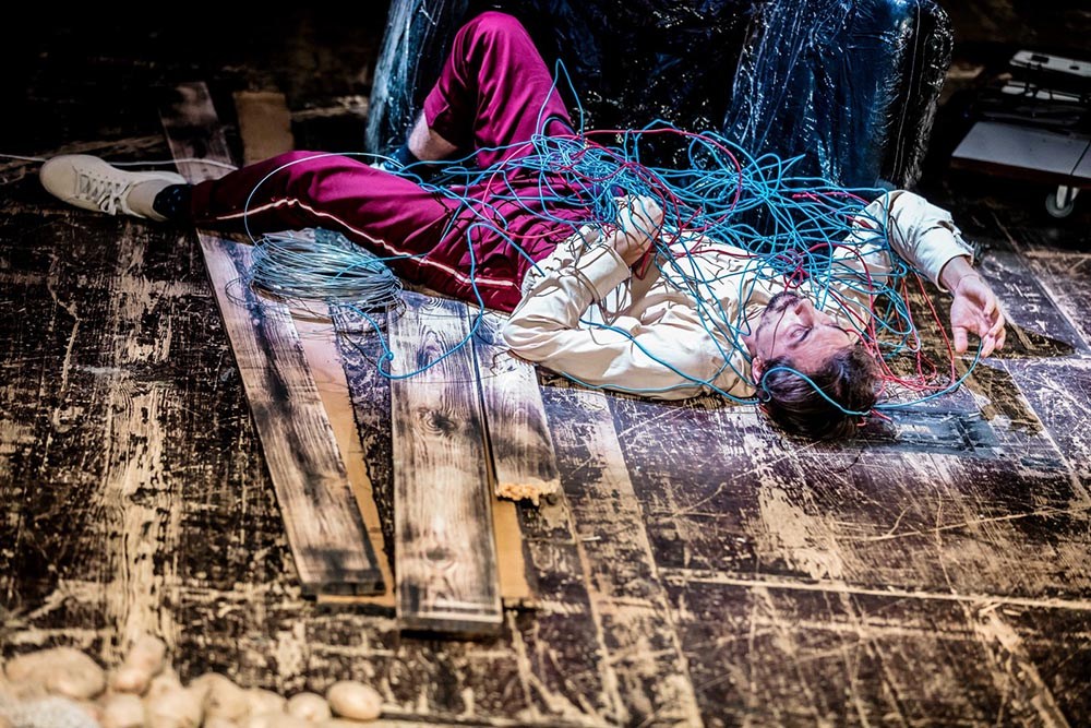 Scena z przedstawienia "Dobra Terrorystka" w reżyserii Agnieszki Olsten, 2017. Na zdjęciu: Marcin Pempuś, fot. Krzysztof Bieliński/Teatr Studio w Warszawie