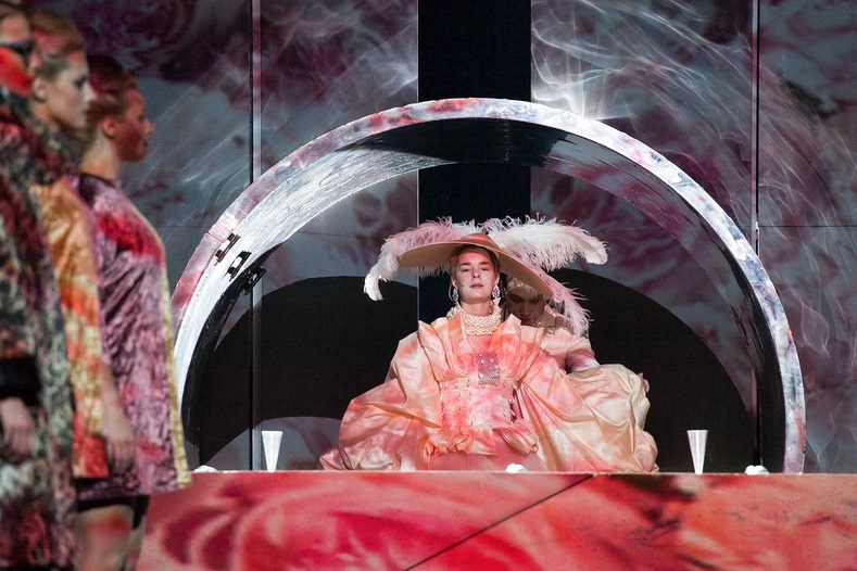 Scena z przedstawienia "Iwona, księżniczka Burgunda" w reżyserii Grzegorza Jarzyny, 2016, Teatr Narodów w Moskwie, fot. Maria Zayvy