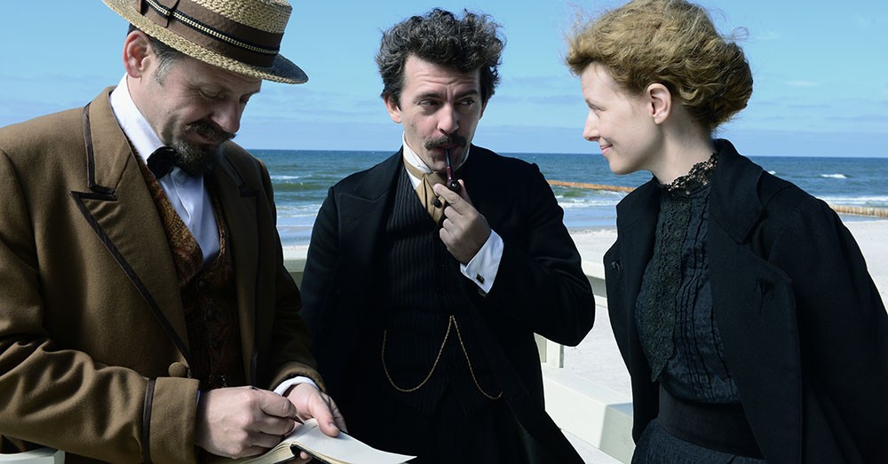 Kadr z filmu "Maria Skłodowska-Curie", reżyseria: Marie Noelle, 2016. Na zdjęciu: Samuel Finzi, Piotr Głowacki, Karolina Gruszka, fot. Witold Baczyk/Kino Świat