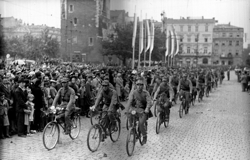 Сентябрь 1938 года. Солдаты на велосипедах участвуют в параде на Главной площади Кракова. Фото: audiovis.nac.gov.pl 