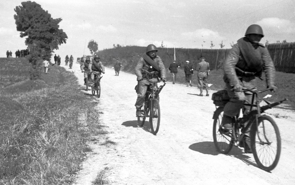 Сентябрь 1938, велосипедный патруль на учениях польской армии под Жешувом, фото: audiovis.nac.gov.pl