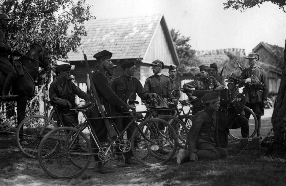 Июнь 1930, взвод связистов-велосипедистов на телефонном узле во время учений в Спале. Фото: audiovis.nac.gov.pl (NAC)